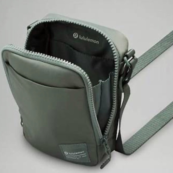 lululemon athletica green easy access cross body Bag 1.5 L - Picture 6 of 8